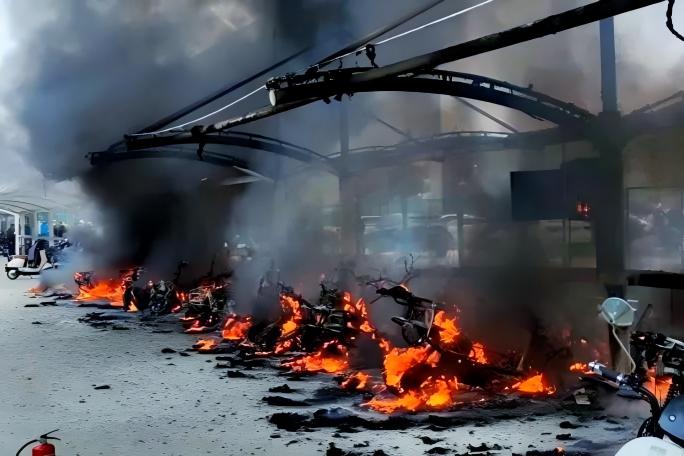 电动车棚火灾后图片